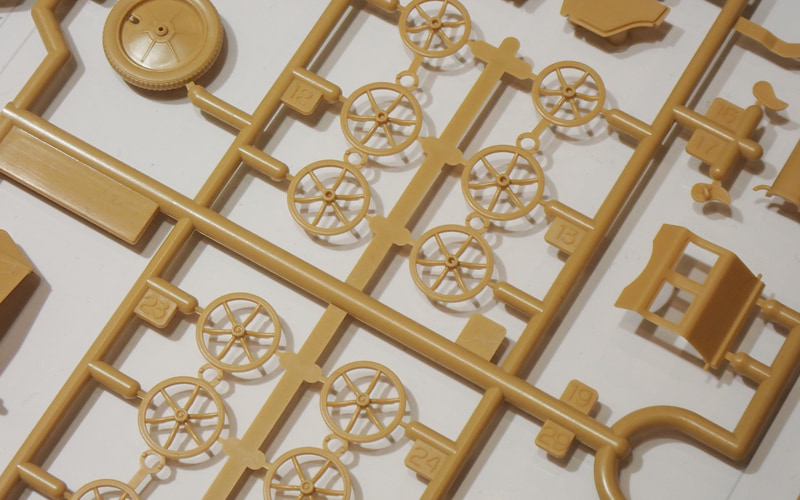 独立成型された転輪、しかしながら組み立てやすさを図るためランナーで接続されている。湯を流す通路作りの妙が分かる部分