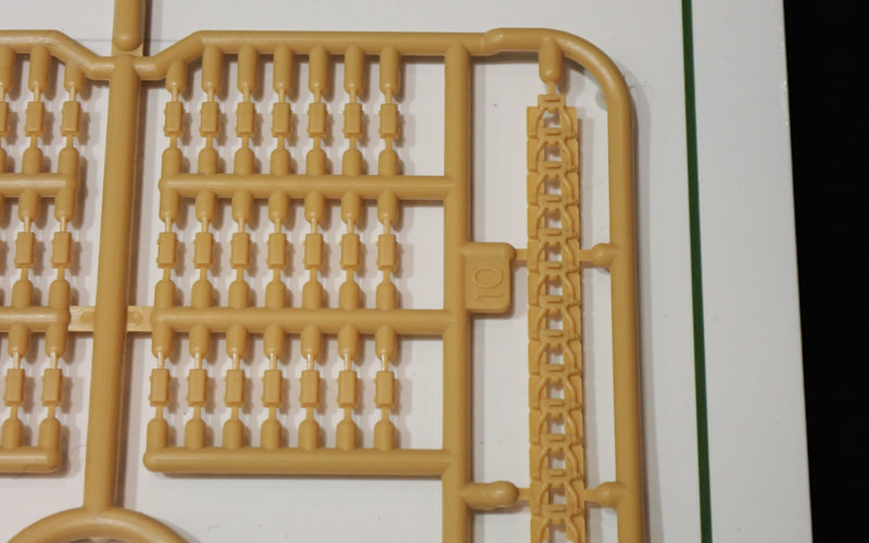 約50年前と大幅に異なる履帯。履帯は組み立て式で、ストレート部分は一気にゴムブロックが取り付けられるよう、ピッチをそろえた成型部品が並ぶ