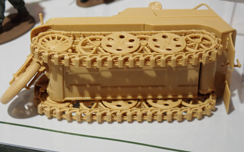 ケッテンクラートの底面。履帯のスケ具合や各転輪の独立構成が見て取れる