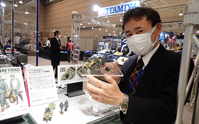 ケッテンクラート中期型を持つ株式会社タミヤ 企画開発部 二課 主事 吉岡信夫氏