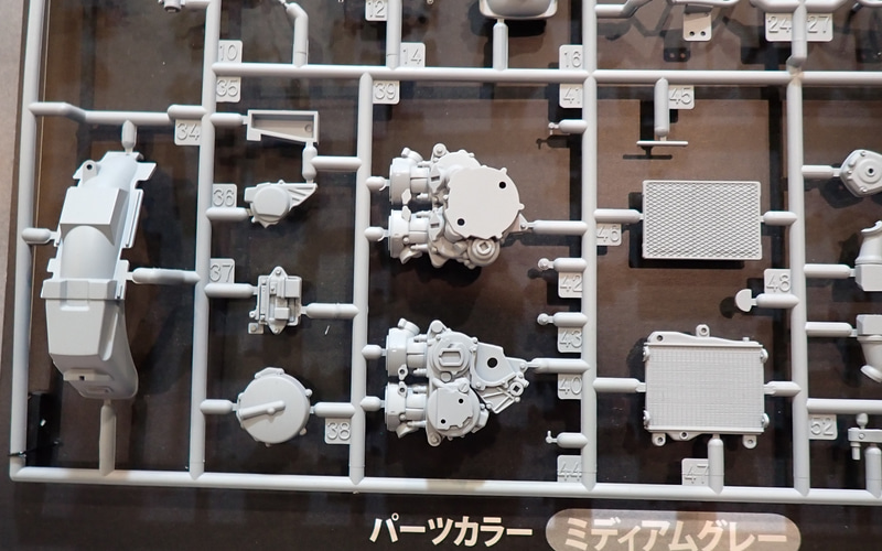 タンデムツインのエンジン部品。通常の2サイクルエンジンは並列2気筒で出力軸は1軸に対し、こちらは2軸と高価な作り