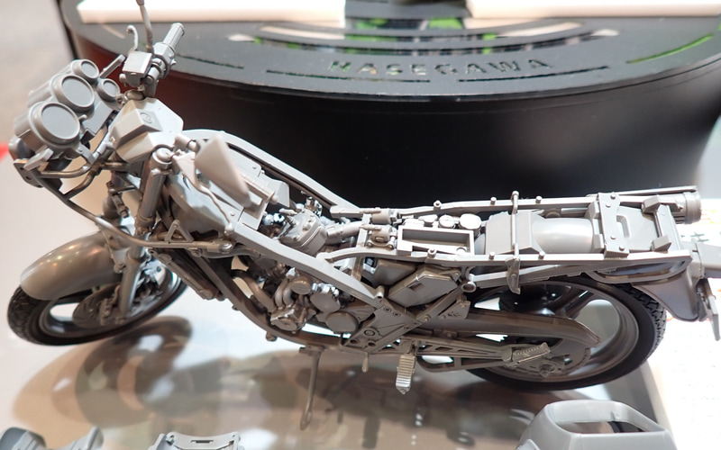 よく見るとシートレール部には実車にもあった小物入れまで再現。記者も学生のときにKR250に乗っていたが、この小物入れを使った覚えがない