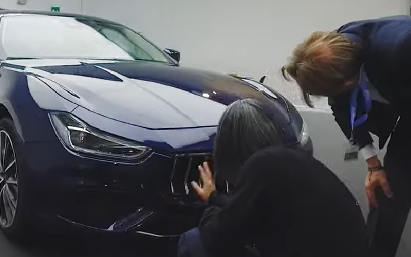 デザインセンター「チェントロ・スティーレ・マセラティ」でクルマを観察している様子