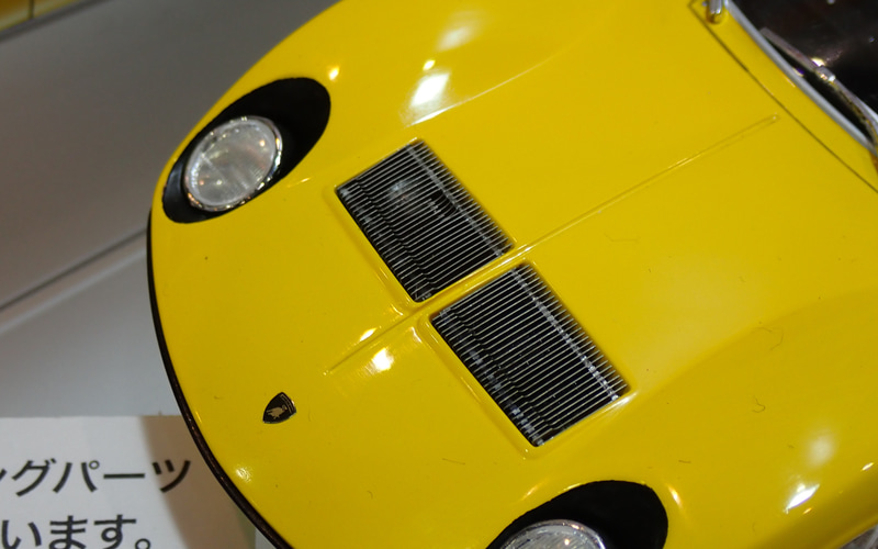 エッチング製のルーバーを取り付けたボンネット