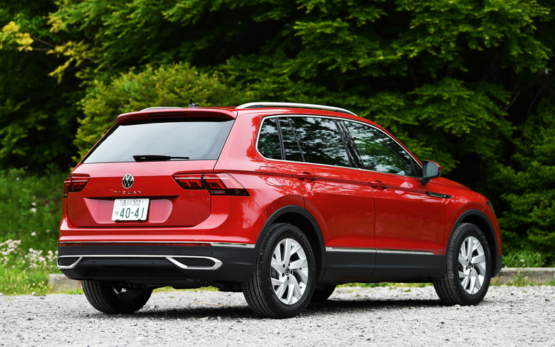 こちらは「TSI Elegance」（483万9000円）。LEDマトリックスヘッドライトをはじめ、最新世代の9.2インチの純正インフォテイメントシステム“Discover Pro”、10インチのディスプレイを備えたデジタル インストルメントパネルのデジタルメータークラスター“Digital Cockpit Pro”などを標準装備。足下は18インチアルミホイールに「SCORPION VERDE」（235/55R18）をセット