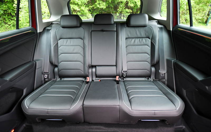 こちらは「TSI Elegance」（483万9000円）。LEDマトリックスヘッドライトをはじめ、最新世代の9.2インチの純正インフォテイメントシステム“Discover Pro”、10インチのディスプレイを備えたデジタル インストルメントパネルのデジタルメータークラスター“Digital Cockpit Pro”などを標準装備。足下は18インチアルミホイールに「SCORPION VERDE」（235/55R18）をセット