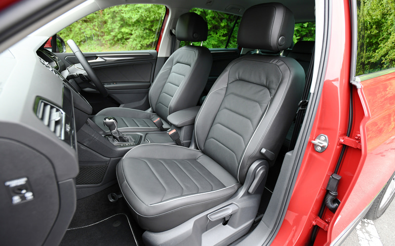 こちらは「TSI Elegance」（483万9000円）。LEDマトリックスヘッドライトをはじめ、最新世代の9.2インチの純正インフォテイメントシステム“Discover Pro”、10インチのディスプレイを備えたデジタル インストルメントパネルのデジタルメータークラスター“Digital Cockpit Pro”などを標準装備。足下は18インチアルミホイールに「SCORPION VERDE」（235/55R18）をセット