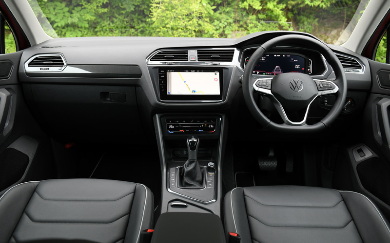 こちらは「TSI Elegance」（483万9000円）。LEDマトリックスヘッドライトをはじめ、最新世代の9.2インチの純正インフォテイメントシステム“Discover Pro”、10インチのディスプレイを備えたデジタル インストルメントパネルのデジタルメータークラスター“Digital Cockpit Pro”などを標準装備。足下は18インチアルミホイールに「SCORPION VERDE」（235/55R18）をセット