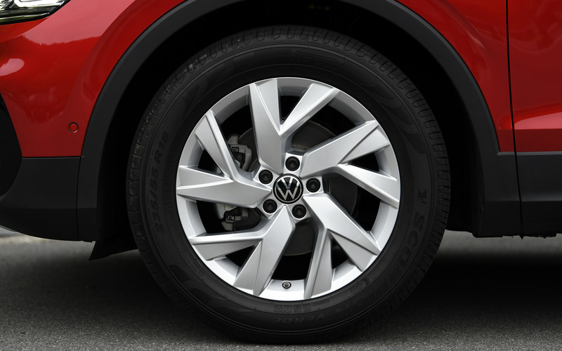 こちらは「TSI Elegance」（483万9000円）。LEDマトリックスヘッドライトをはじめ、最新世代の9.2インチの純正インフォテイメントシステム“Discover Pro”、10インチのディスプレイを備えたデジタル インストルメントパネルのデジタルメータークラスター“Digital Cockpit Pro”などを標準装備。足下は18インチアルミホイールに「SCORPION VERDE」（235/55R18）をセット