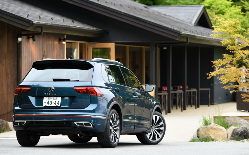 「R-Line」（503万9000円）は専用のエクステリアやシート、マルチファンクションステアリングに加え、19インチアルミホイールを標準装備。R-LineのみDCCと20インチアルミホイールがセットとなった「DCCパッケージ」オプションを選択可能（写真はDCCパッケージ装着車で20インチアルミホイールと255/40R20サイズの「SCORPION VERDE」が備わる）