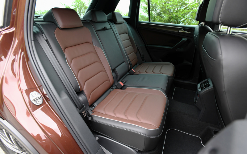 TSI First Editionの室内では専用レザーシート（ノワゼット/チタンブラック）、専用デコラティブウッドパネルなどを採用。初採用の同一車線内全車速運転支援システム“Travel Assist”の設定はステアリングスイッチで行なう。DCCは「エコ」「コンフォート」「ノーマル」「スポーツ」「カスタム」の5モードを選択可能