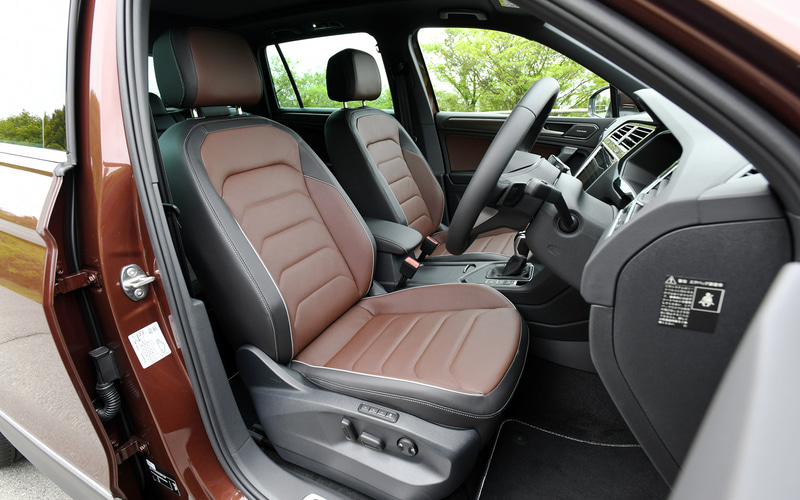 TSI First Editionの室内では専用レザーシート（ノワゼット/チタンブラック）、専用デコラティブウッドパネルなどを採用。初採用の同一車線内全車速運転支援システム“Travel Assist”の設定はステアリングスイッチで行なう。DCCは「エコ」「コンフォート」「ノーマル」「スポーツ」「カスタム」の5モードを選択可能