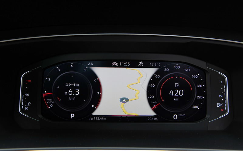 TSI First Editionの室内では専用レザーシート（ノワゼット/チタンブラック）、専用デコラティブウッドパネルなどを採用。初採用の同一車線内全車速運転支援システム“Travel Assist”の設定はステアリングスイッチで行なう。DCCは「エコ」「コンフォート」「ノーマル」「スポーツ」「カスタム」の5モードを選択可能