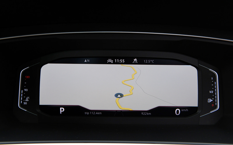 TSI First Editionの室内では専用レザーシート（ノワゼット/チタンブラック）、専用デコラティブウッドパネルなどを採用。初採用の同一車線内全車速運転支援システム“Travel Assist”の設定はステアリングスイッチで行なう。DCCは「エコ」「コンフォート」「ノーマル」「スポーツ」「カスタム」の5モードを選択可能