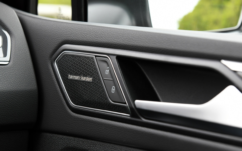 TSI First Editionの室内では専用レザーシート（ノワゼット/チタンブラック）、専用デコラティブウッドパネルなどを採用。初採用の同一車線内全車速運転支援システム“Travel Assist”の設定はステアリングスイッチで行なう。DCCは「エコ」「コンフォート」「ノーマル」「スポーツ」「カスタム」の5モードを選択可能