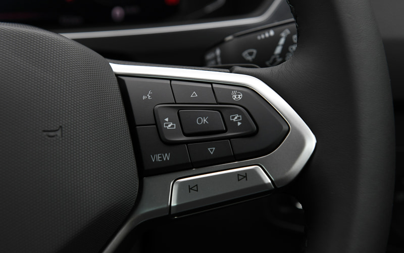 TSI First Editionの室内では専用レザーシート（ノワゼット/チタンブラック）、専用デコラティブウッドパネルなどを採用。初採用の同一車線内全車速運転支援システム“Travel Assist”の設定はステアリングスイッチで行なう。DCCは「エコ」「コンフォート」「ノーマル」「スポーツ」「カスタム」の5モードを選択可能