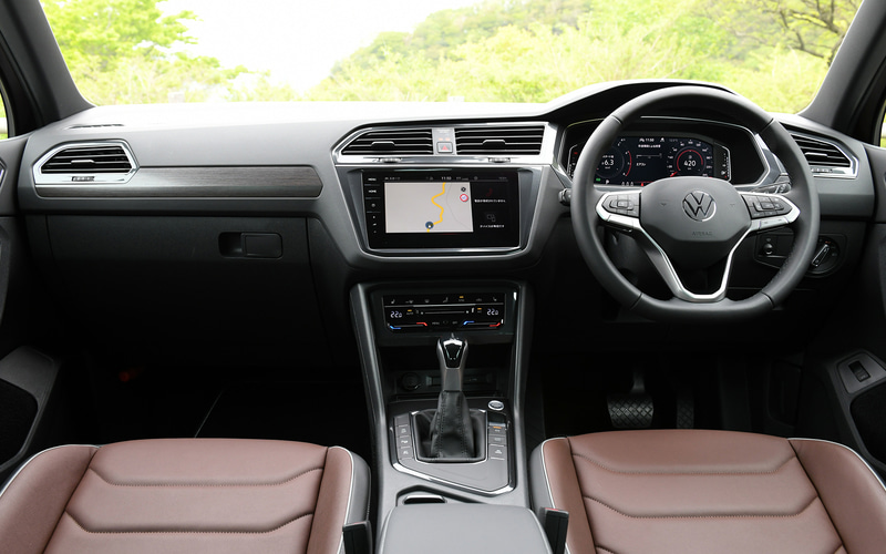 TSI First Editionの室内では専用レザーシート（ノワゼット/チタンブラック）、専用デコラティブウッドパネルなどを採用。初採用の同一車線内全車速運転支援システム“Travel Assist”の設定はステアリングスイッチで行なう。DCCは「エコ」「コンフォート」「ノーマル」「スポーツ」「カスタム」の5モードを選択可能