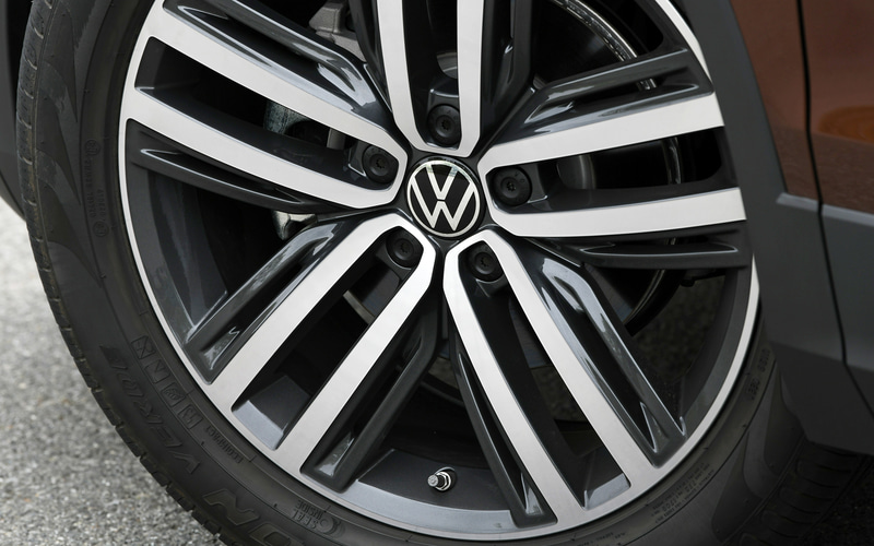 外観では新しいLEDマトリックスヘッドライト“IQ.LIGHT”（ダイナミックターンインジケーター付）とともに、デザインを一新した印象的なフロントエンドを採用。TSI First Editionでは5ダブルスポークの19インチアルミホイール（タイヤは235/50R19サイズのピレリ「SCORPION VERDE」）、アダプティブシャシーコントロール“DCC”などを特別装備