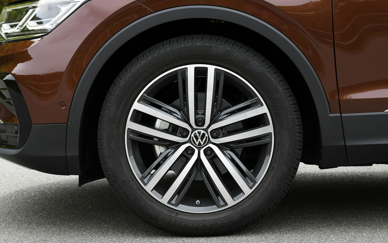 外観では新しいLEDマトリックスヘッドライト“IQ.LIGHT”（ダイナミックターンインジケーター付）とともに、デザインを一新した印象的なフロントエンドを採用。TSI First Editionでは5ダブルスポークの19インチアルミホイール（タイヤは235/50R19サイズのピレリ「SCORPION VERDE」）、アダプティブシャシーコントロール“DCC”などを特別装備