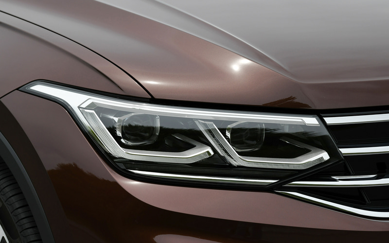 外観では新しいLEDマトリックスヘッドライト“IQ.LIGHT”（ダイナミックターンインジケーター付）とともに、デザインを一新した印象的なフロントエンドを採用。TSI First Editionでは5ダブルスポークの19インチアルミホイール（タイヤは235/50R19サイズのピレリ「SCORPION VERDE」）、アダプティブシャシーコントロール“DCC”などを特別装備