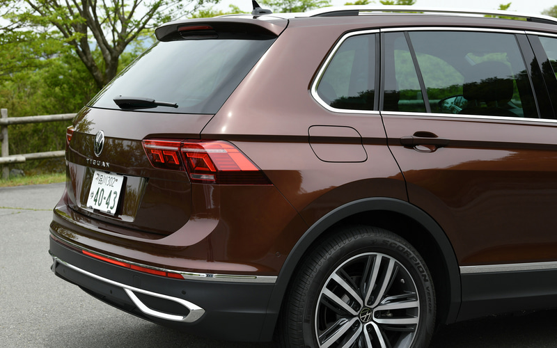 外観では新しいLEDマトリックスヘッドライト“IQ.LIGHT”（ダイナミックターンインジケーター付）とともに、デザインを一新した印象的なフロントエンドを採用。TSI First Editionでは5ダブルスポークの19インチアルミホイール（タイヤは235/50R19サイズのピレリ「SCORPION VERDE」）、アダプティブシャシーコントロール“DCC”などを特別装備