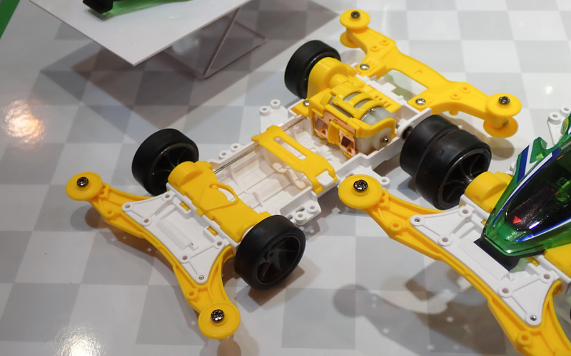 エレグリッターもレイスピアーもシャシーは軽量化が特徴のVZシャーシ。前後のバンパーを交換可能となっている