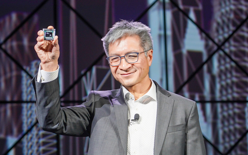 ザイリンクスのFPGA（Versal）を手に持つペンCEO（2019年のXDF 2019にて撮影）