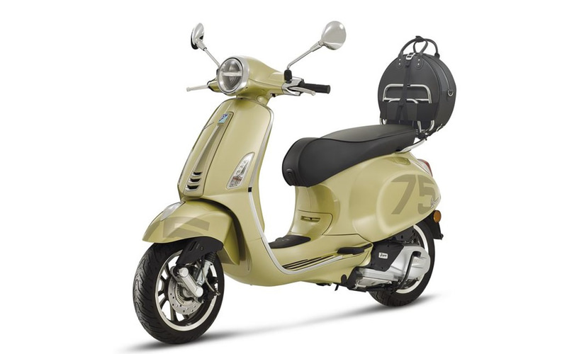 プリマベーラ 75thに搭載される空冷4ストローク単気筒 124ccエンジンは最高出力8.1kW（11HP）/8000rpm、最大トルク10.4Nm/6750rpmを発生。ボディサイズ1852×680mm（全長×全幅）、ホイールベースは1334mm、シート高は790mm、車両重量は131kg