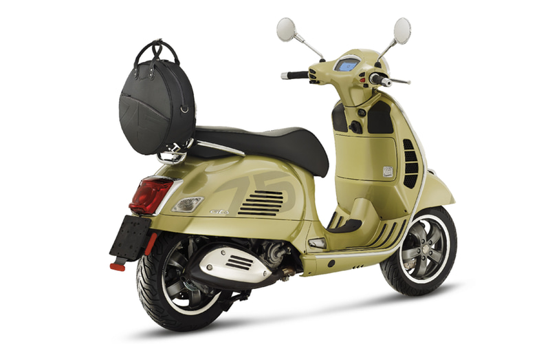 GTS 75thに搭載される水冷4ストローク単気筒 300ccエンジンは、最高出力17.5kW（23.8HP）/8250rpm、最大トルク26Nm/5250rpmを発生。ボディサイズは1950×755mm（全長×全幅）、ホイールベースは1375mm、シート高は790mm、車両重量は160kg