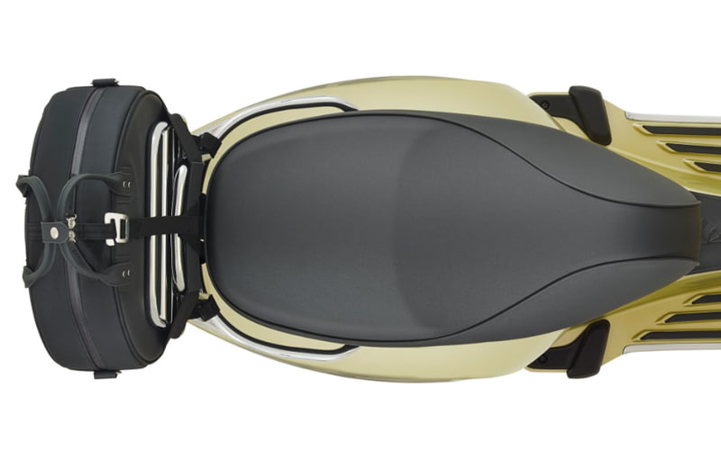 ヌバック仕上げの専用シートと専用バッグ。バッグは取り外して持ち運び可能となっている