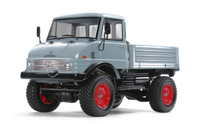 完成時のサイズは384×196×224mm（全長×全幅×全高）、ホイールベースは242mm（ショートサイズ）。写真はキットを組み立て塗装したもの