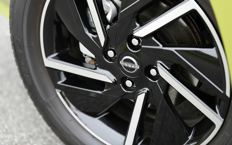 X FOURでは16インチアルミホイールを標準装備。タイヤはブリヂストン「エコピア EP25」（185/60R16）を装着