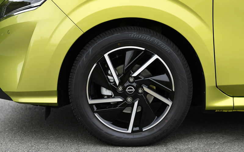 X FOURでは16インチアルミホイールを標準装備。タイヤはブリヂストン「エコピア EP25」（185/60R16）を装着