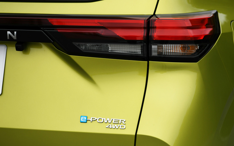 4WDモデルではリアゲートに「e-POWER 4WD」のバッヂが付く