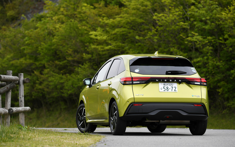 今回試乗したのは、2020年12月に発売された新型「ノート」e-POWERの4WDモデルで、グレードは「X FOUR」（244万5300円）。ボディサイズは4045×1695×1520mm（全長×全幅×全高）、ホイールベースは2580mm