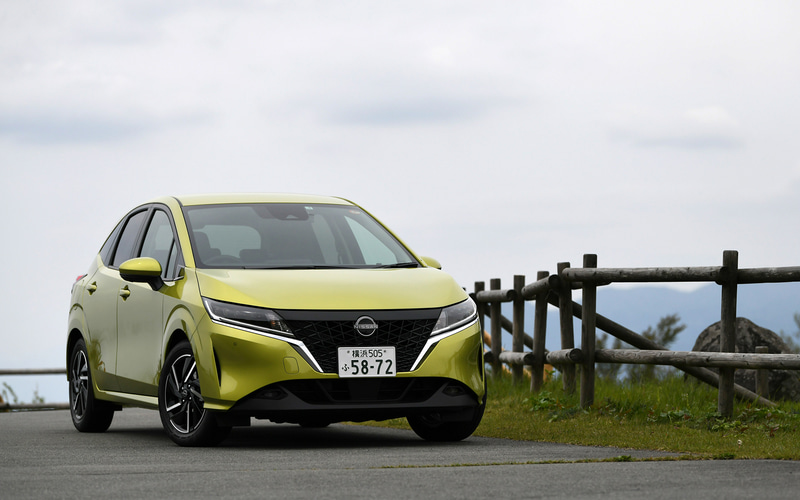 今回試乗したのは、2020年12月に発売された新型「ノート」e-POWERの4WDモデルで、グレードは「X FOUR」（244万5300円）。ボディサイズは4045×1695×1520mm（全長×全幅×全高）、ホイールベースは2580mm