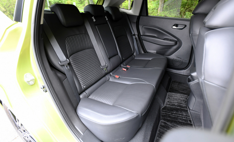 X FOURのインテリア。シート地は2WDの「X」とX FOURだけに用意される本革仕様