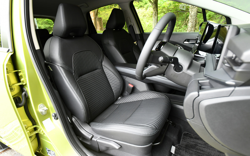 X FOURのインテリア。シート地は2WDの「X」とX FOURだけに用意される本革仕様