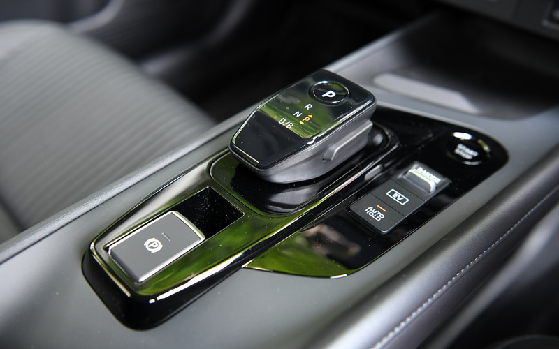 X FOURのインテリア。シート地は2WDの「X」とX FOURだけに用意される本革仕様