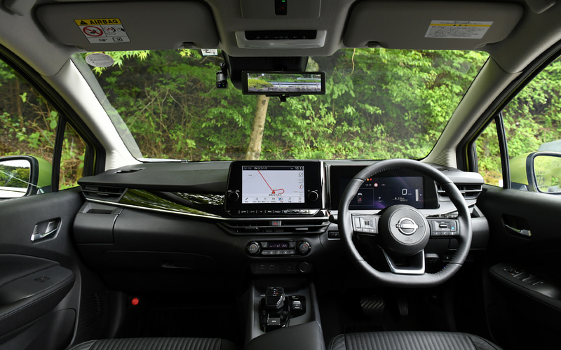 X FOURのインテリア。シート地は2WDの「X」とX FOURだけに用意される本革仕様