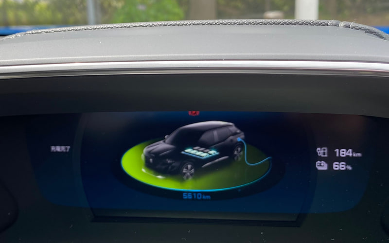 充電中は3D-iコクピットに、こんなに可愛いグラフィックが表示されました。EVによってこうした表示はぜんぜん違って、それを確認するのも面白いのですが、今のところe-2008は抜群の可愛さです