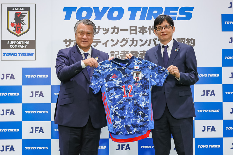 TOYO TIREからJFAに大型フラッグが、JFAからTOYO TIREにサッカー日本代表のユニフォームが贈られた