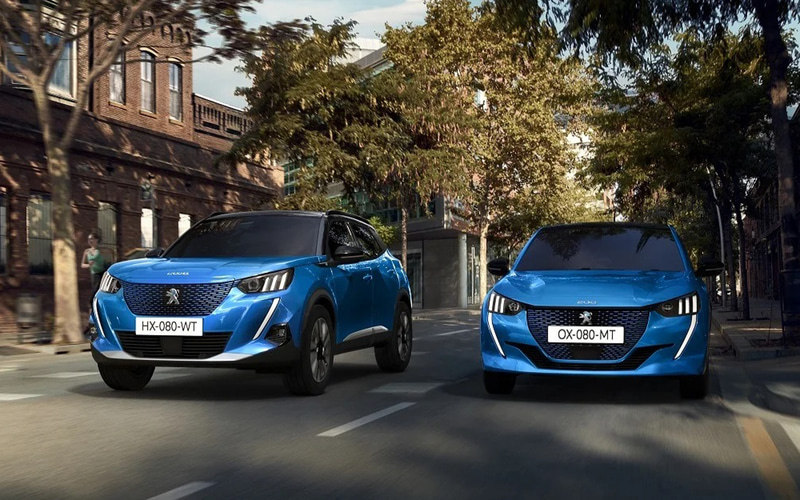 新型コンパクトSUV「2008」（左）、新型コンパクトカー「208」（右）