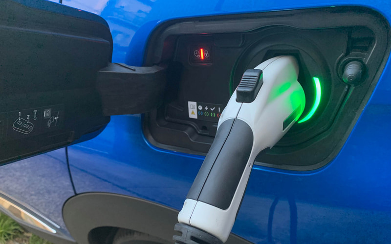 PHEVに充電しているところ。その後、充電できていないことが発覚して原因究明中です