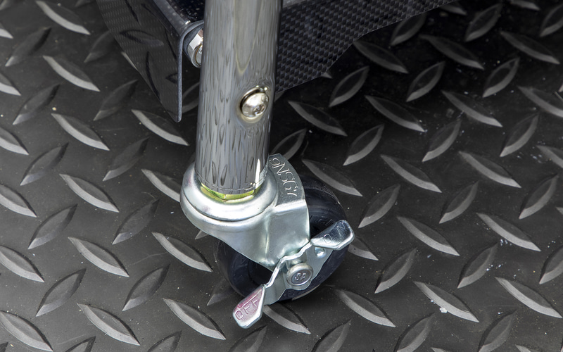 足の部分は4輪キャスター仕様で、うち2輪はストッパー付き