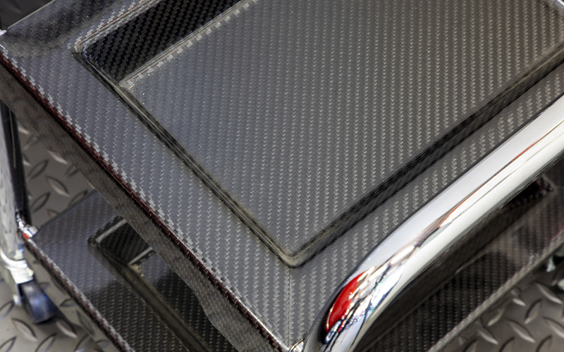 載せたものをこぼれ落ちにくくするため、トレイ外枠部に対してものを置く部分に深さを設けている