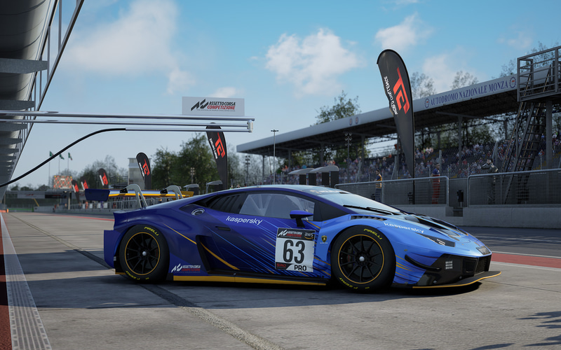 ランボルギーニのデザイン部門であるチェントロ・スティーレは、12種類のカラーリングを用意し、すべてにパートナー提携している「Kaspersky」と「Assetto Corsa Competizione」のトレードマークロゴがあしらわれている