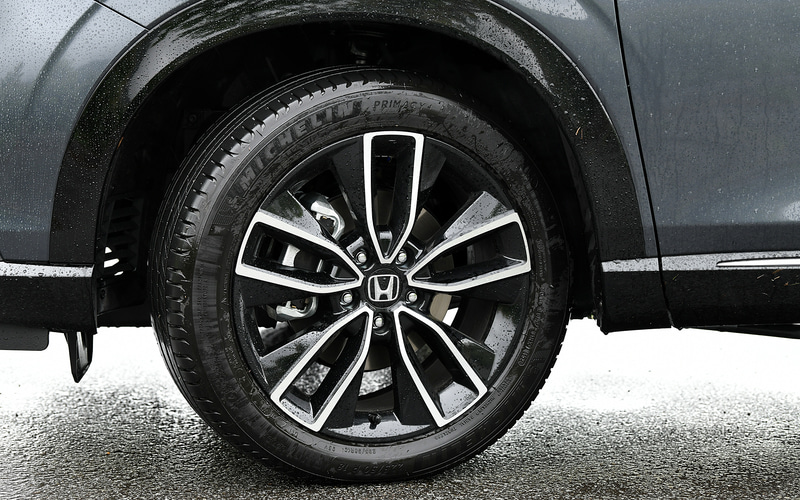 新型ヴェゼル e：HEV Z（4WD）。価格は311万8500円。ボディカラーはメテオロイドグレー・メタリック。ボディサイズは4330×1790×1590mm（全長×全幅×全高）、ホイールベースは2610mm。足下はブラック＋切削の18インチアルミホイールとミシュラン「PRIMACY 4」（225/50R18）の組み合わせ