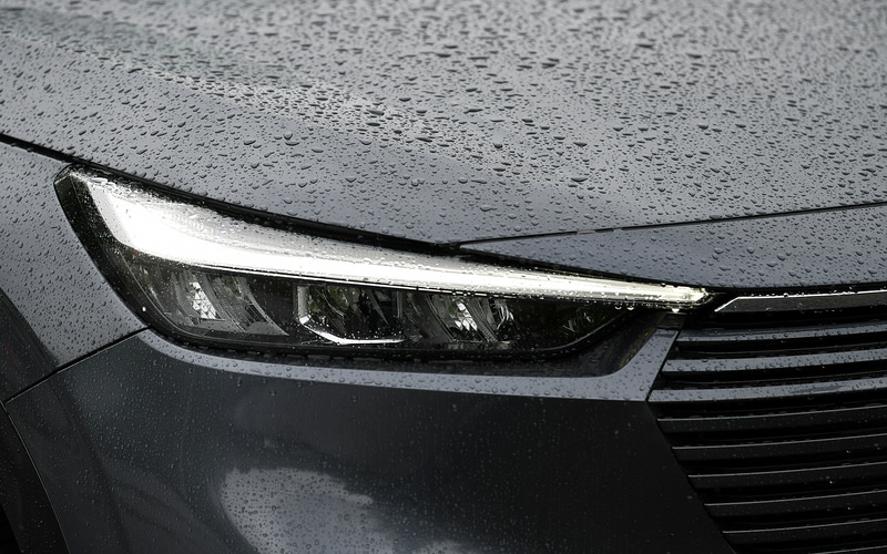 ボディ同色フロントグリルを採用することでボディとの一体感を高めるとともに、奥行き感のあるヘッドライトデザイン、シームレスかつダイナミックに隆起しているロアバンパーの造形によって、親和性を持たせた。リアエンドはファストバックスタイルを強めたシルエットとして、左右のランプをつなぐ水平基調のラインやボリュームを持たせつつ立体感のある継ぎ目のないリアパネルの造形で美しさを表現