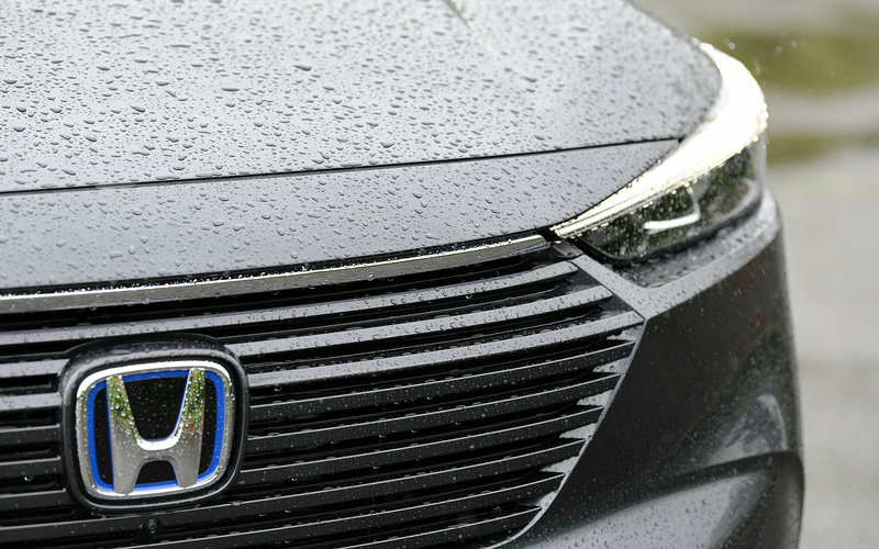 ボディ同色フロントグリルを採用することでボディとの一体感を高めるとともに、奥行き感のあるヘッドライトデザイン、シームレスかつダイナミックに隆起しているロアバンパーの造形によって、親和性を持たせた。リアエンドはファストバックスタイルを強めたシルエットとして、左右のランプをつなぐ水平基調のラインやボリュームを持たせつつ立体感のある継ぎ目のないリアパネルの造形で美しさを表現